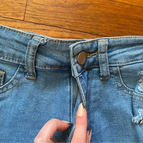 SHEIN Frayed Hem Blue Jean Shorts - Picture 2 of 10